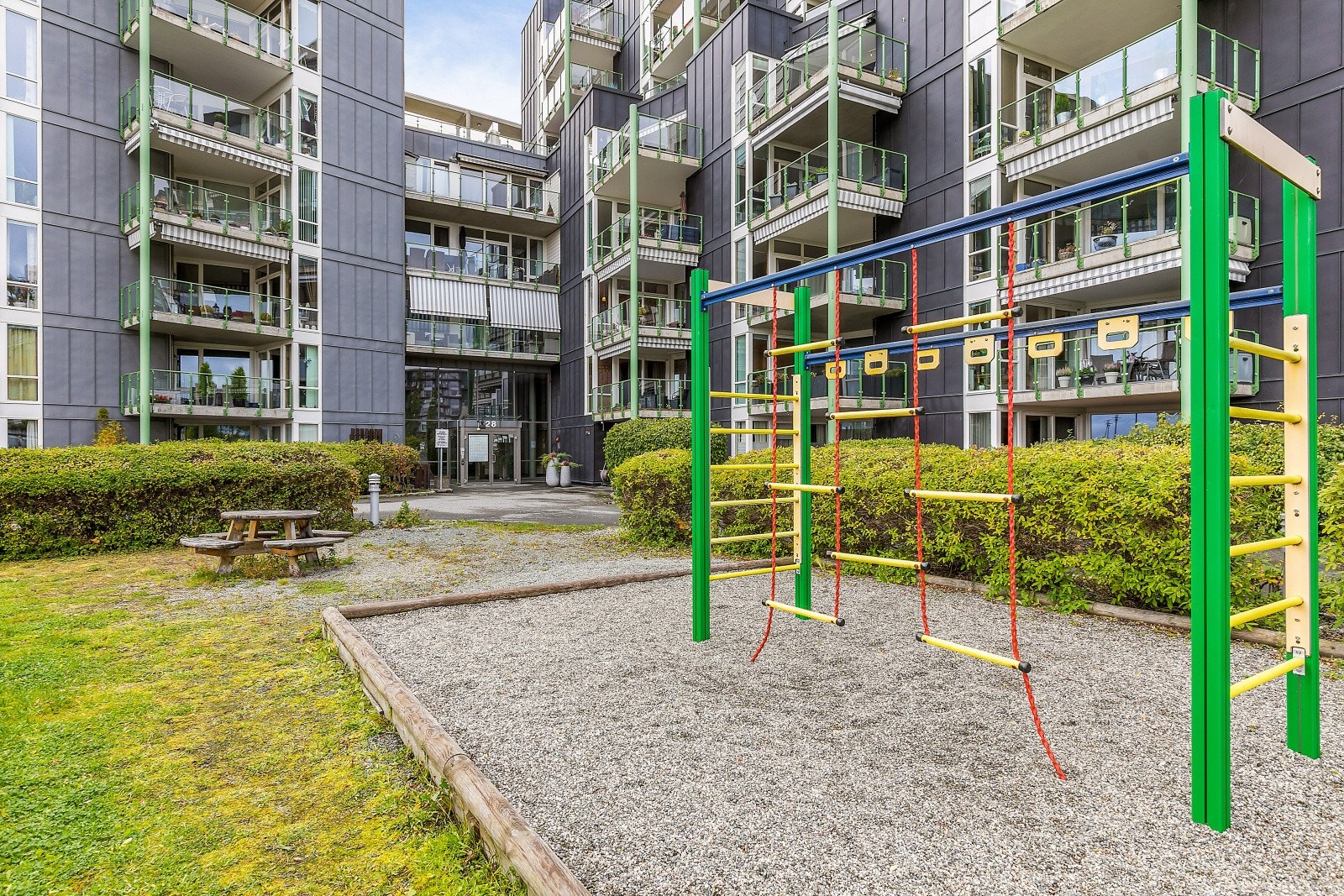 Sameiet har lekeplass for de minste og sittebenker. Galleribilde