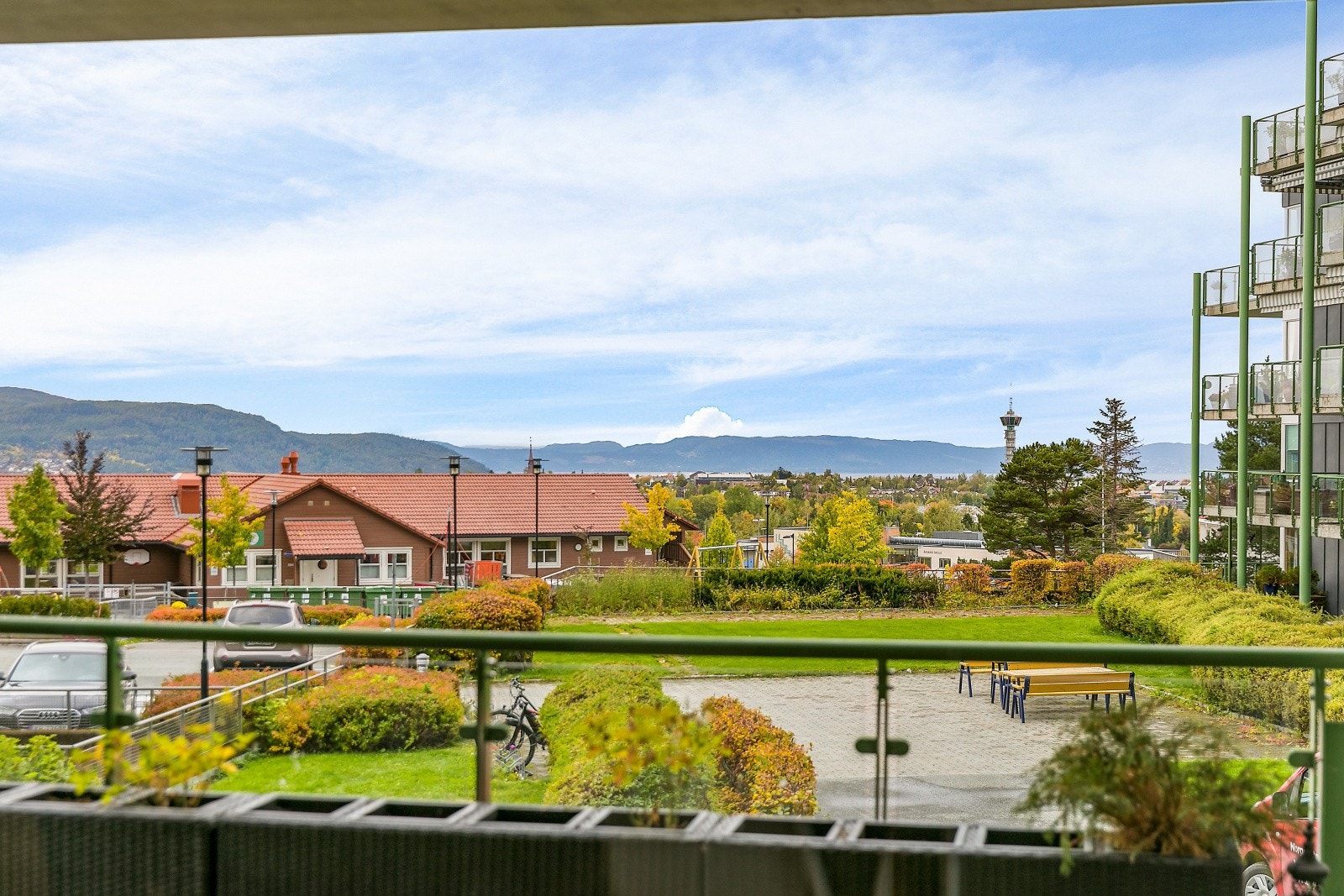 Fra stuen kan man spasere ute på en fantastisk balkong. Galleribilde