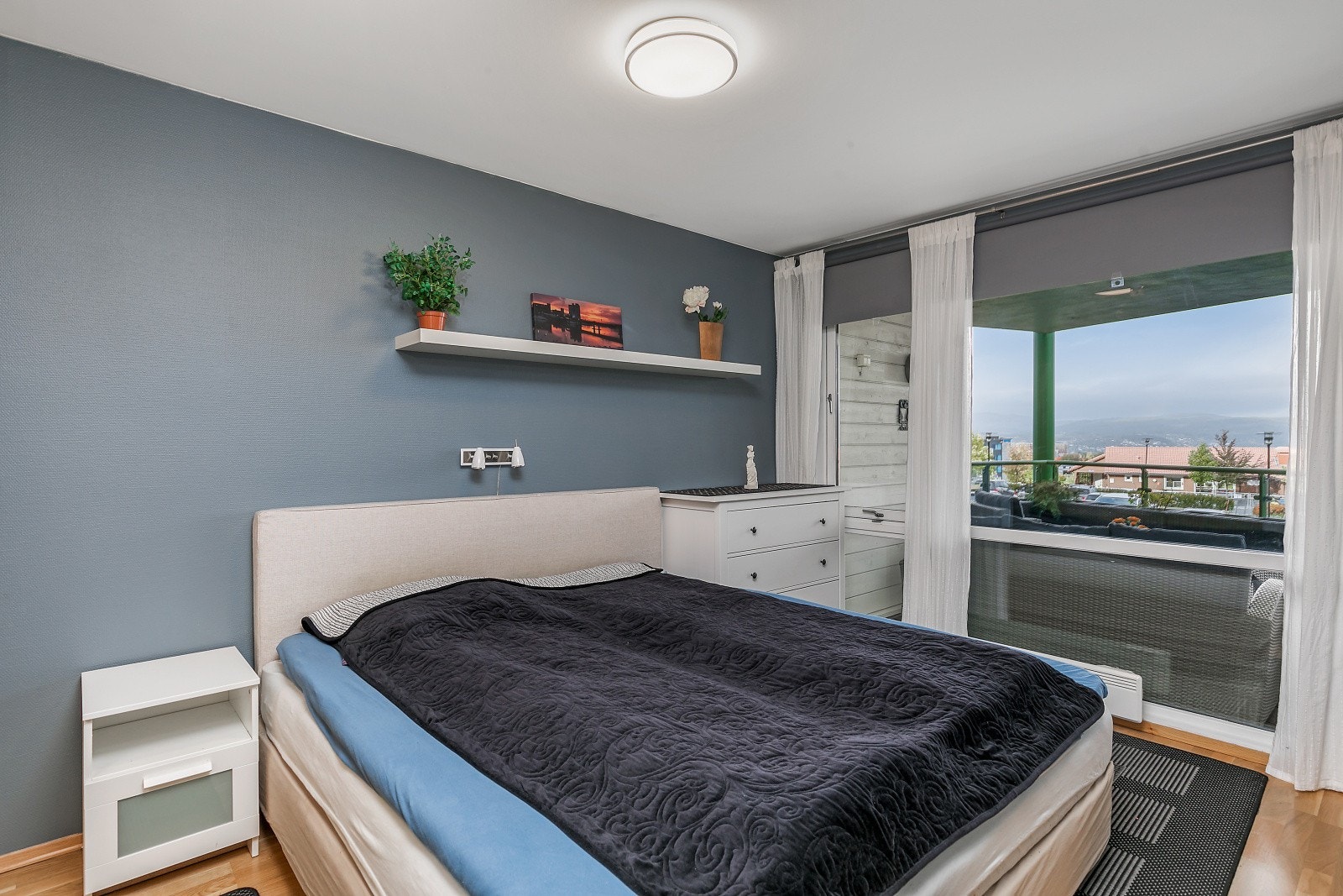 Stort soverom på 12 kvm med rikelig med plass til dobbeltseng. Galleribilde