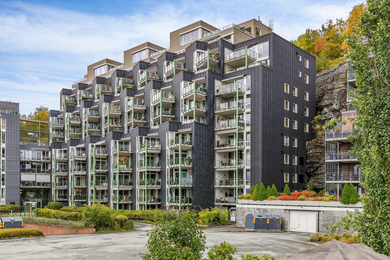 Fasade. Eiendommen har heis og parkering i P-kjeller. Galleribilde