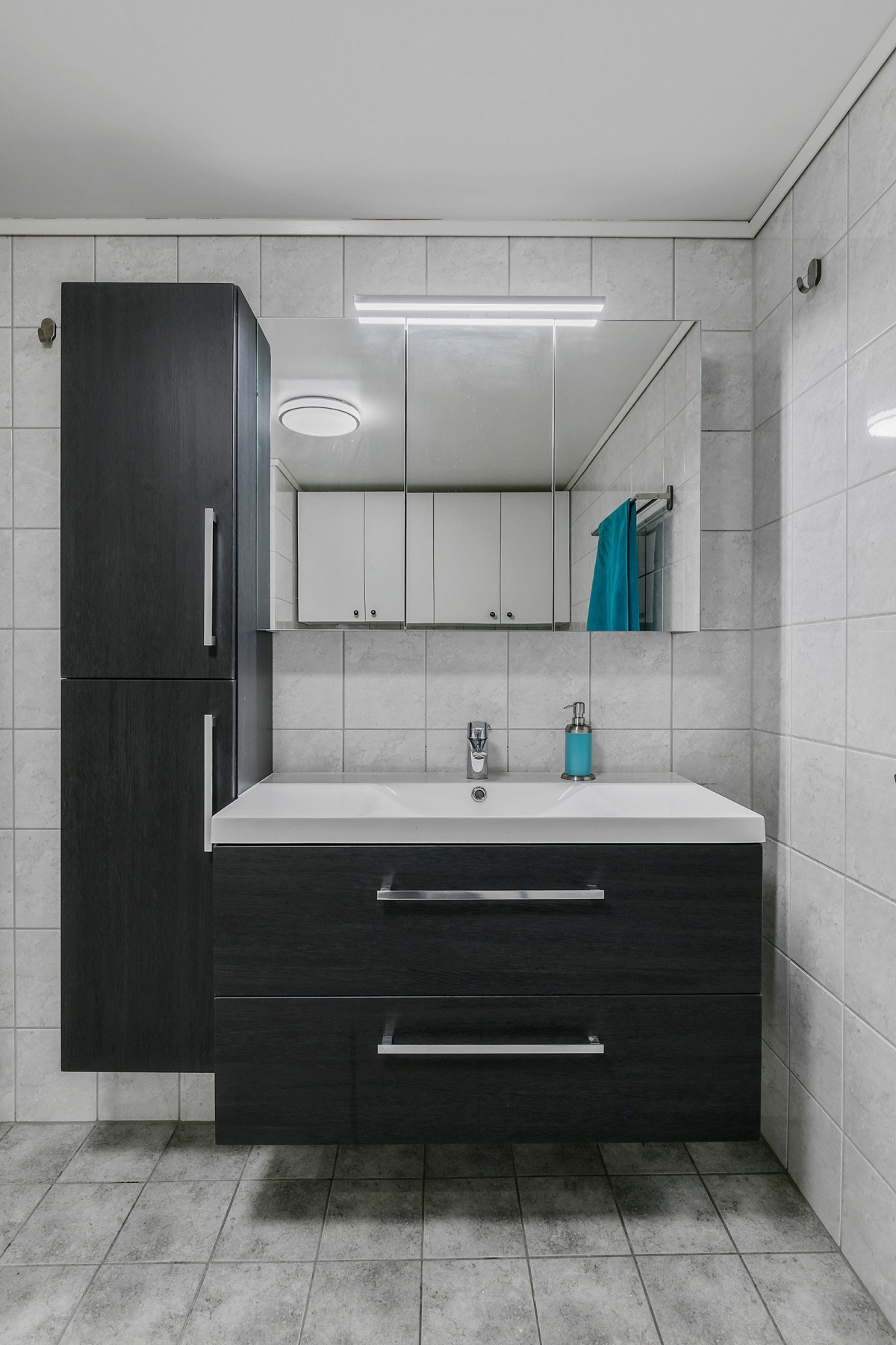 Baderomsinnredningen ble skiftet i 2018, utover dette er badet fra byggeår. Galleribilde