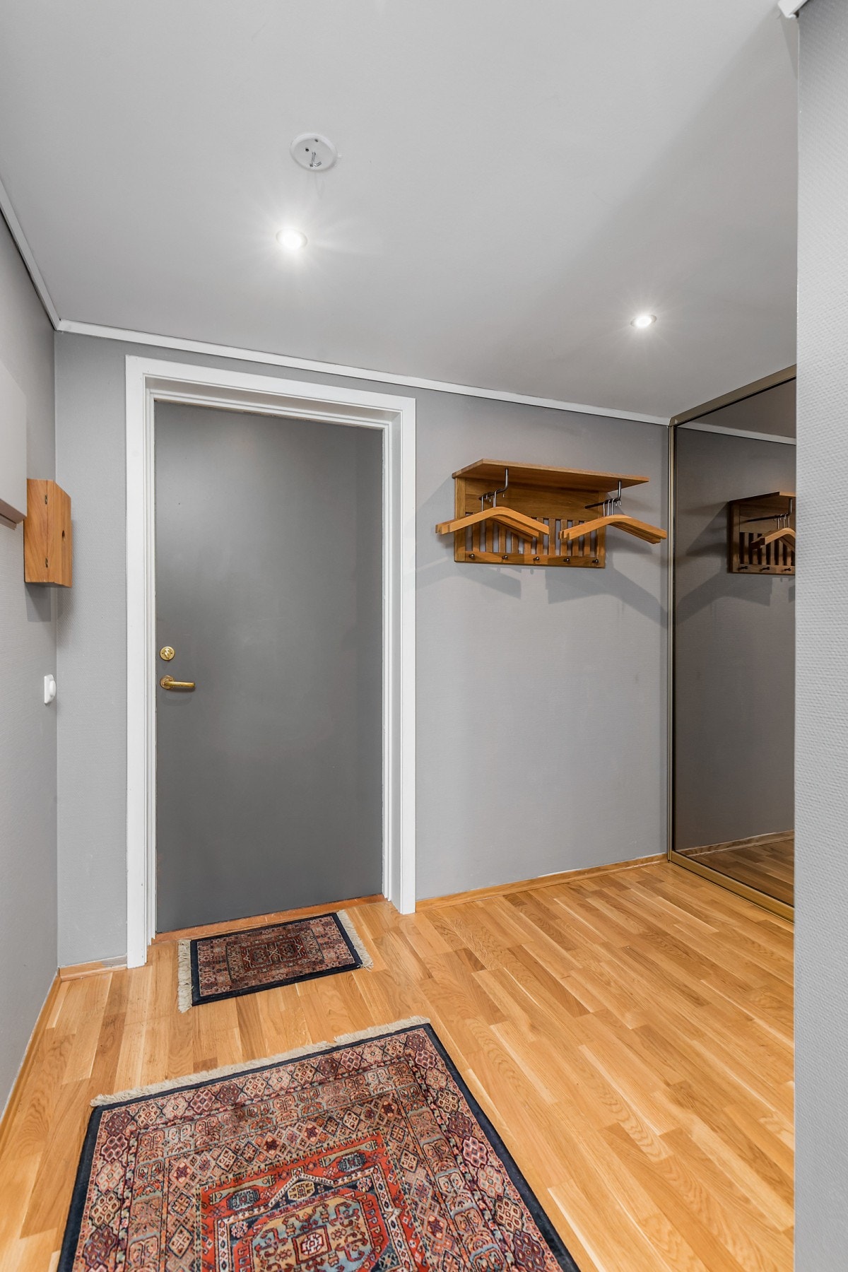 I gangen har man godt med oppbevaringsplass i skyvedørsgarderobe med speil. Galleribilde