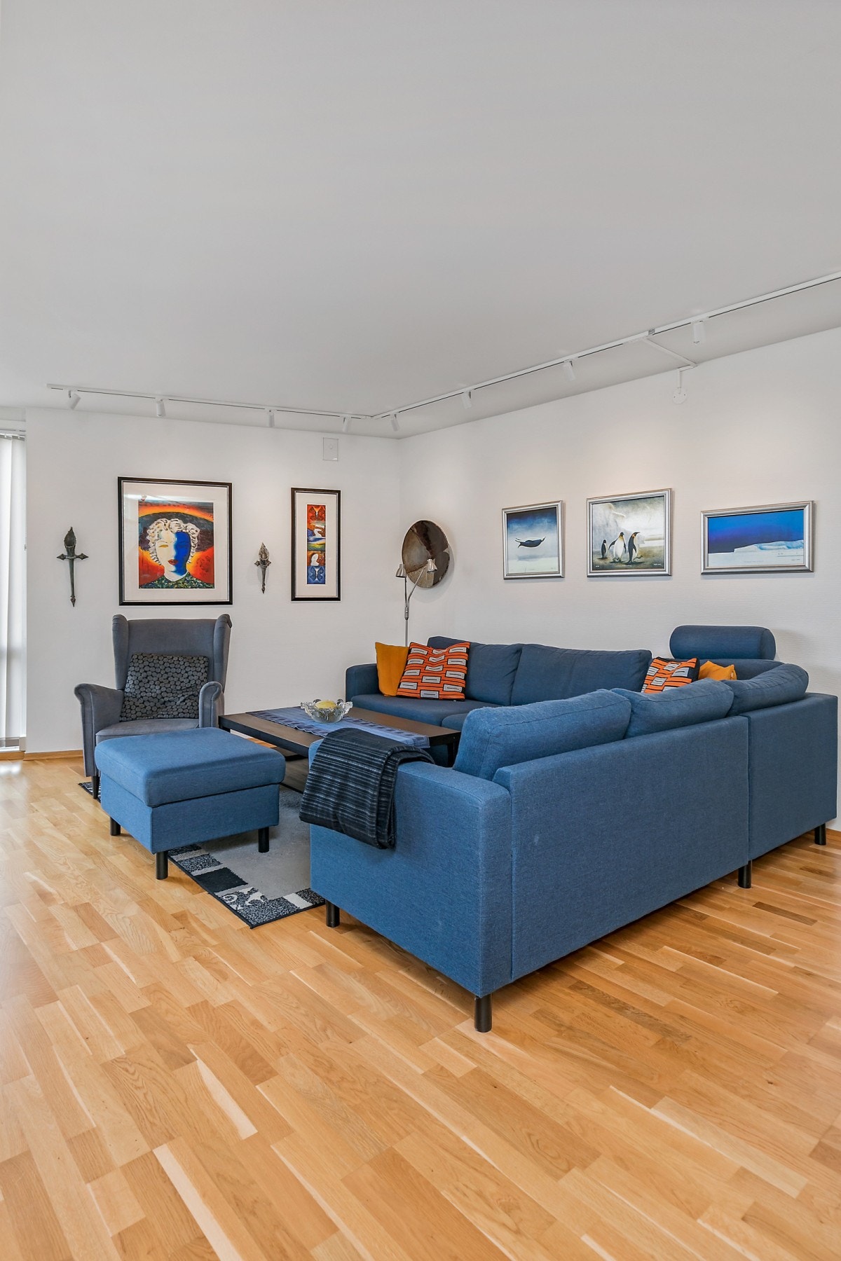 Med parkett på gulv og lyse overflater holder leiligheten en gjennomgående fin og moderne stil. Galleribilde