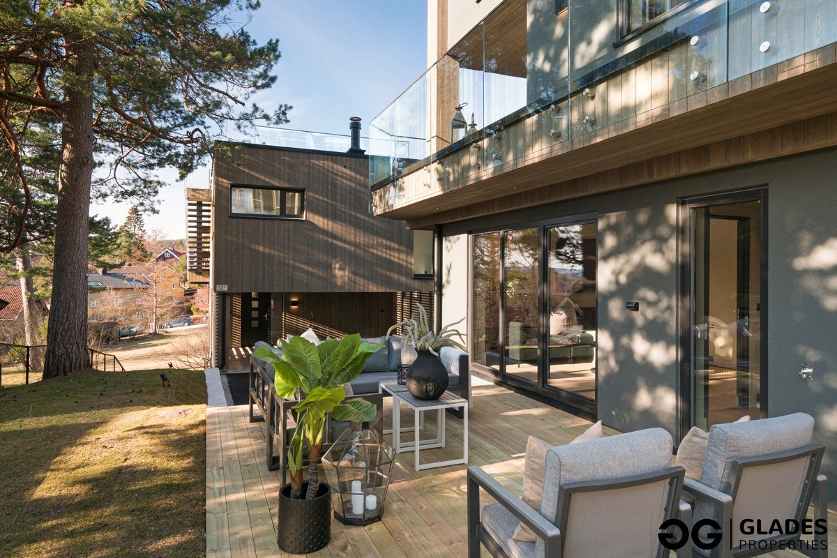 Markterrassen er ca. 17 kvm og ligger utenfor stuen i første etasje, i vestlig retning. Galleribilde