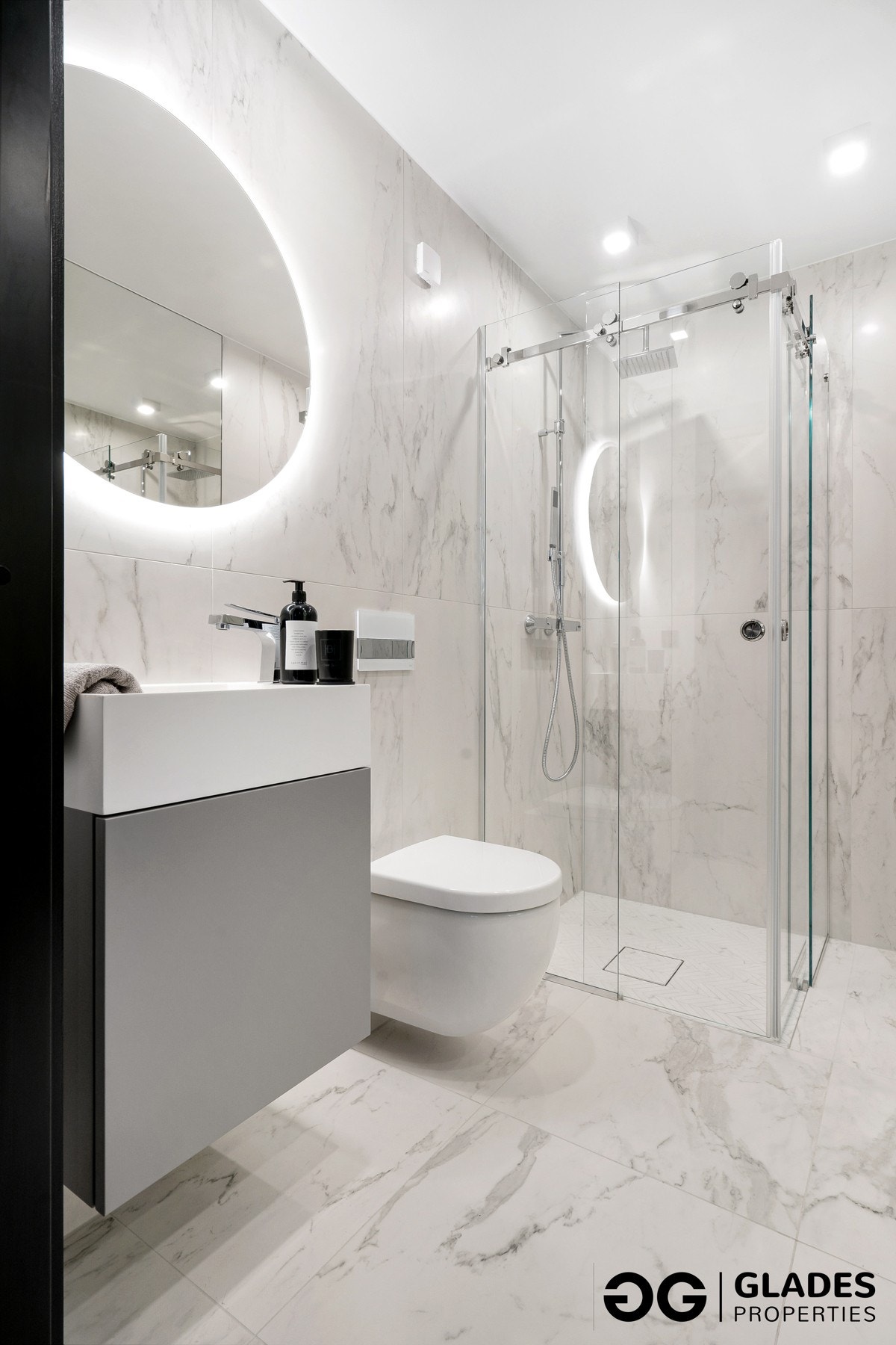 Lekkert bad med bad med opplegg for vaskemaskin. Egen bereder på 120 liter for dette badet. Galleribilde