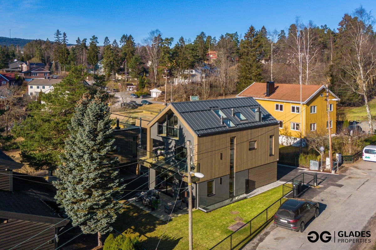 Eiendommen ligger på en attraktiv del av Tåsen, med Havnajordet og Havnabakken som nærmeste nabo. Beliggenheten er særs barnevennlig, innerst i blindvei i et lokalmiljø som oppleves som trygt og godt. Det hele er sentralt med kort vei til skole/barnehage Galleribilde