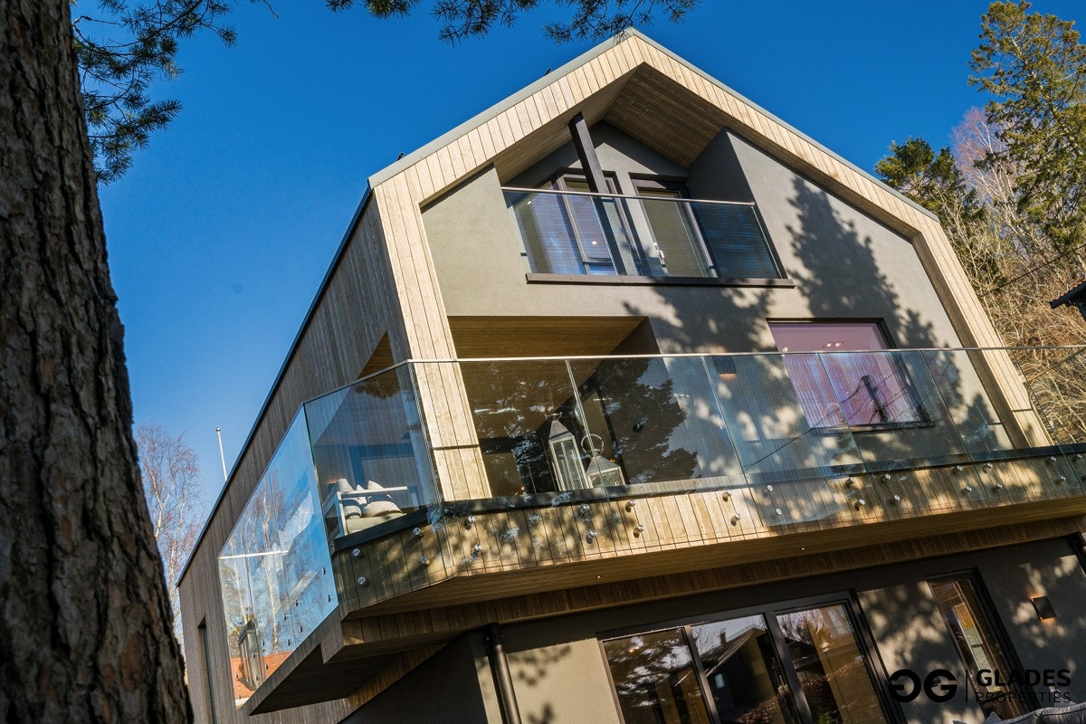 Fra hovedsoverommet i tredje etasje er det utgang til en overbygd balkong på ca. 3 kvm. Også denne har rekkverk i glass. Galleribilde