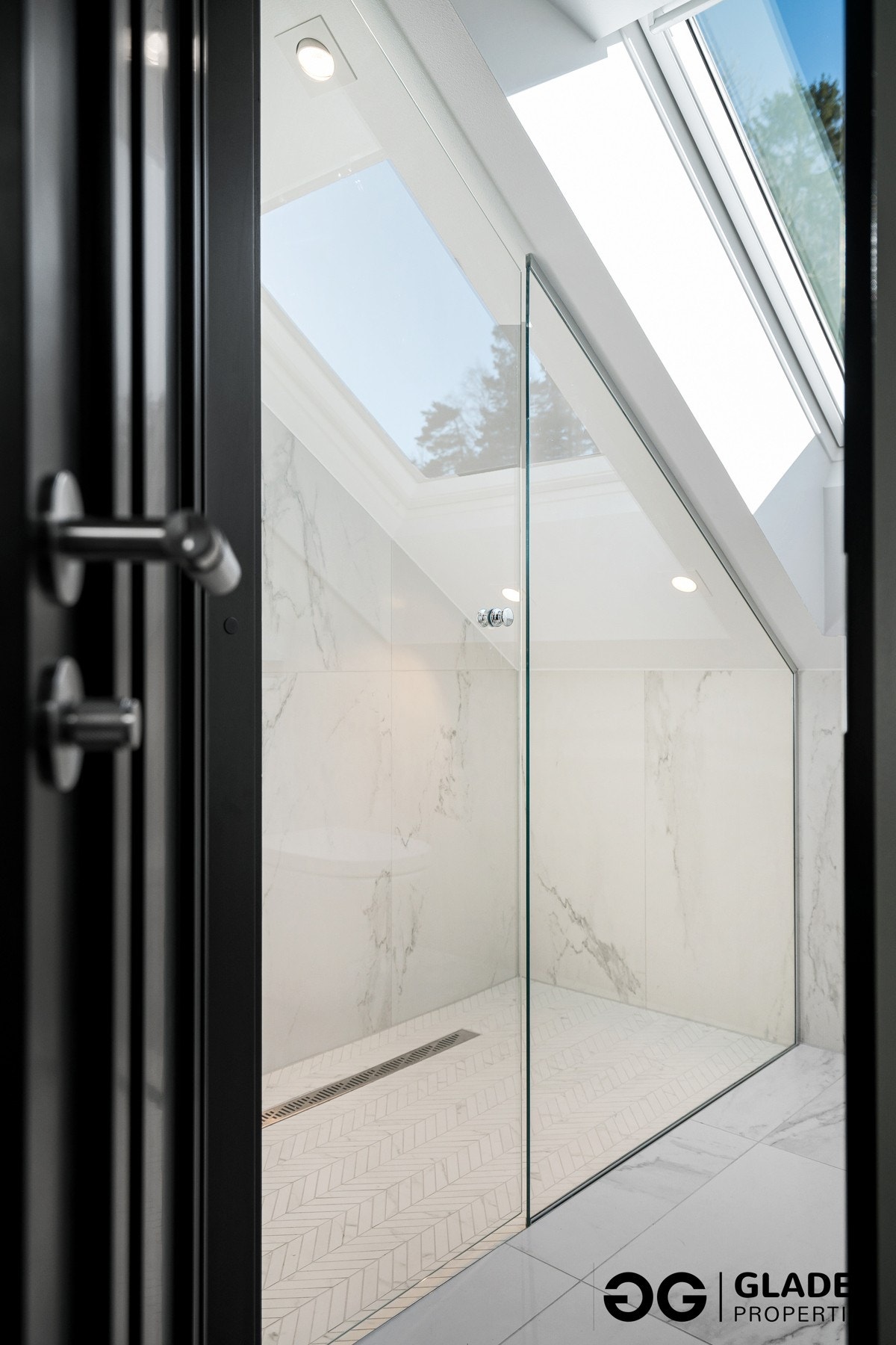 I tredje etasje er det to baderom. Det minste badet har hvite marmorerte fliser på gulv og vegger, herlig lysinnslipp fra takvindu, downlights og gulvvarme. Galleribilde