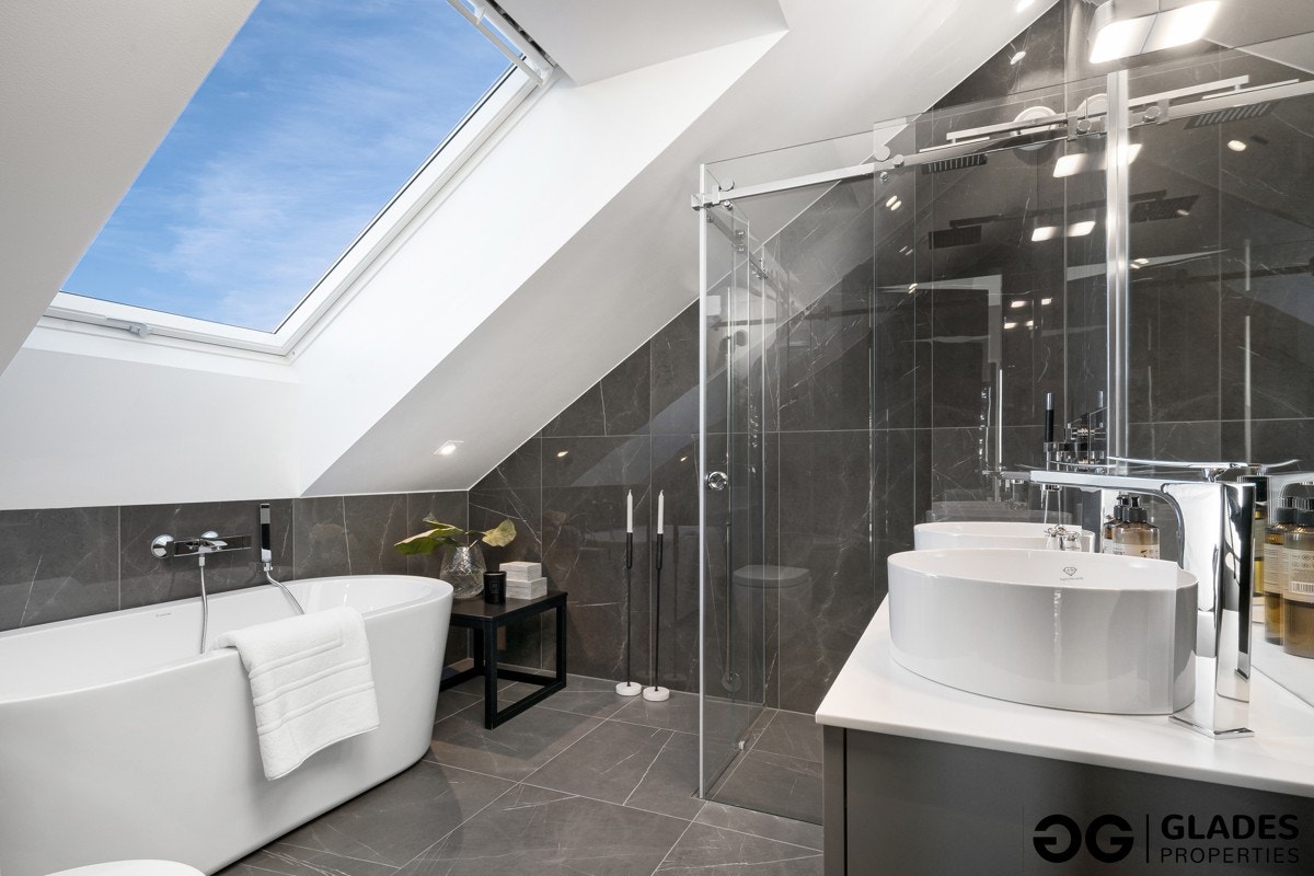 Badekaret er strategisk plassert under takvinduet, slik at man kan ta et avslappende bad mens man kikker på stjernehimmelen. Galleribilde