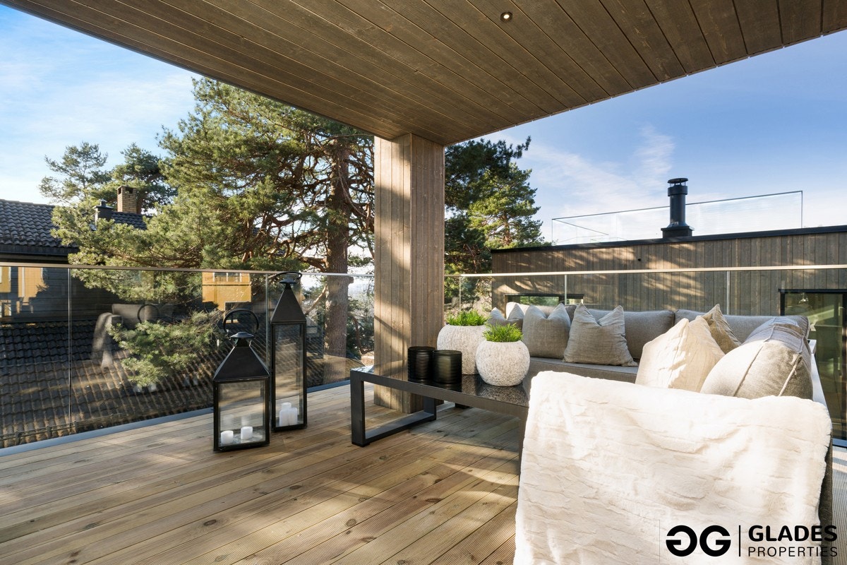 I andre etasje har boligen en flott, delvis overbygd balkong på ca. 20 kvm med rekkverk i glass. Galleribilde