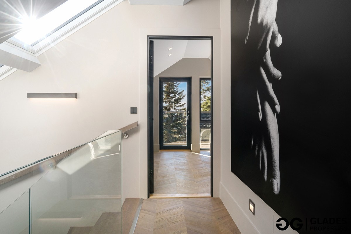 Boligen har tre lyse, innbydende soverom i tredje etasje og et fjerde soverom i første etasje. Galleribilde