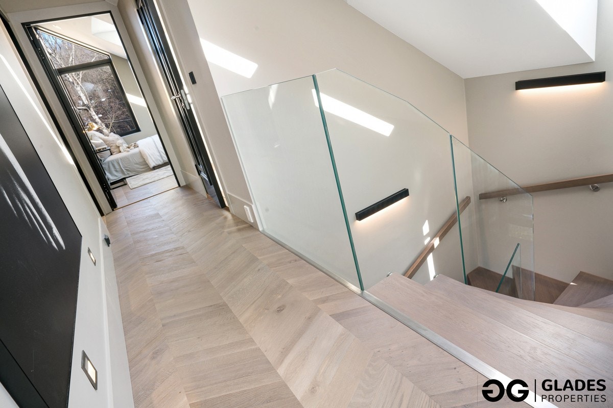 Trappen er i heltre eik med underliggende malte vanger og har rekkverk i laminert glass. Galleribilde