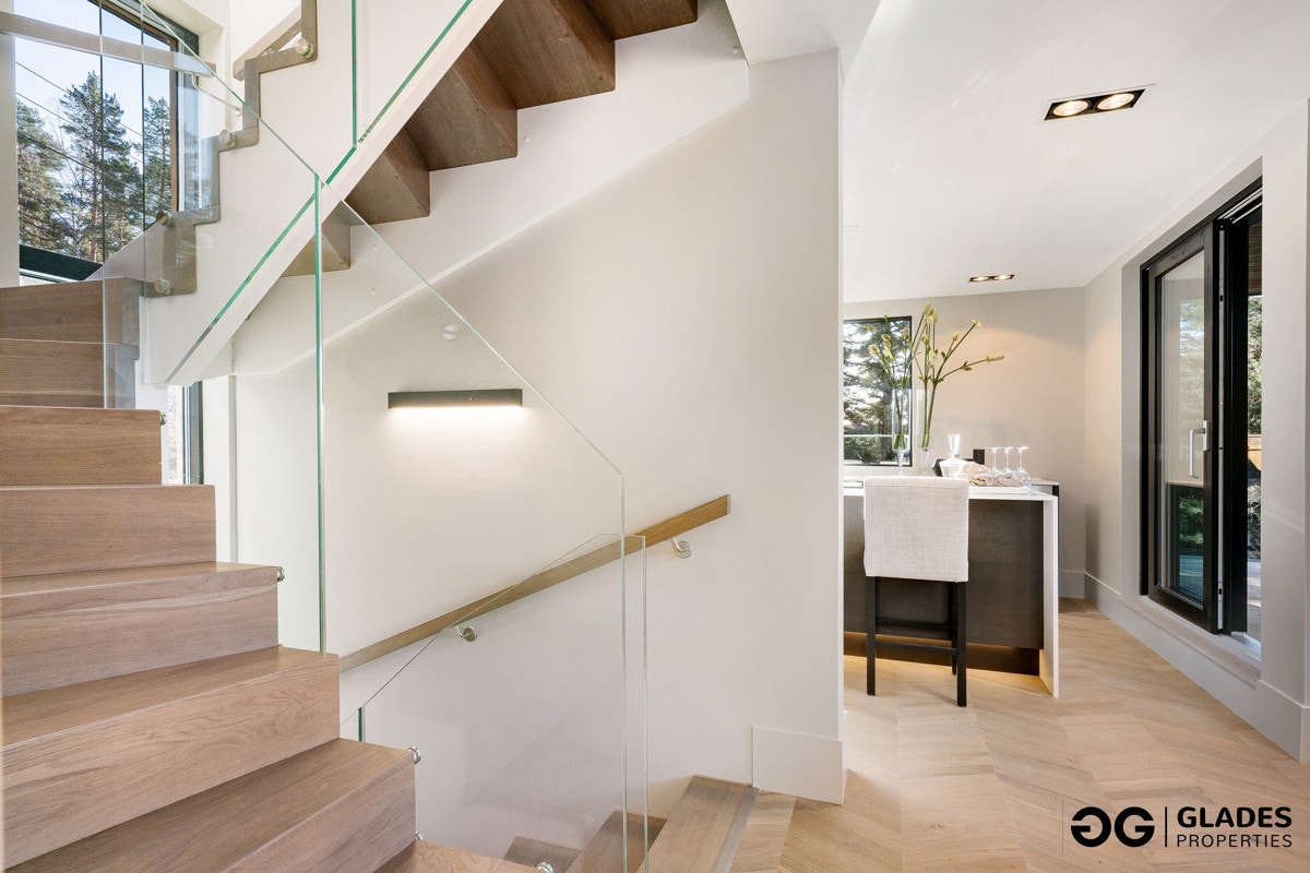 Trappen mellom etasjene er både elegant og moderne. Galleribilde