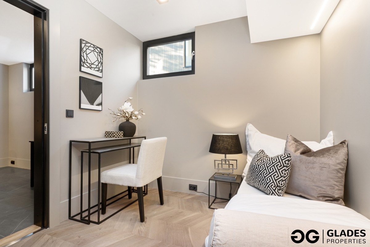 Rom innredet som soverom/omkledningsrom (byggemeldt som bod). Galleribilde