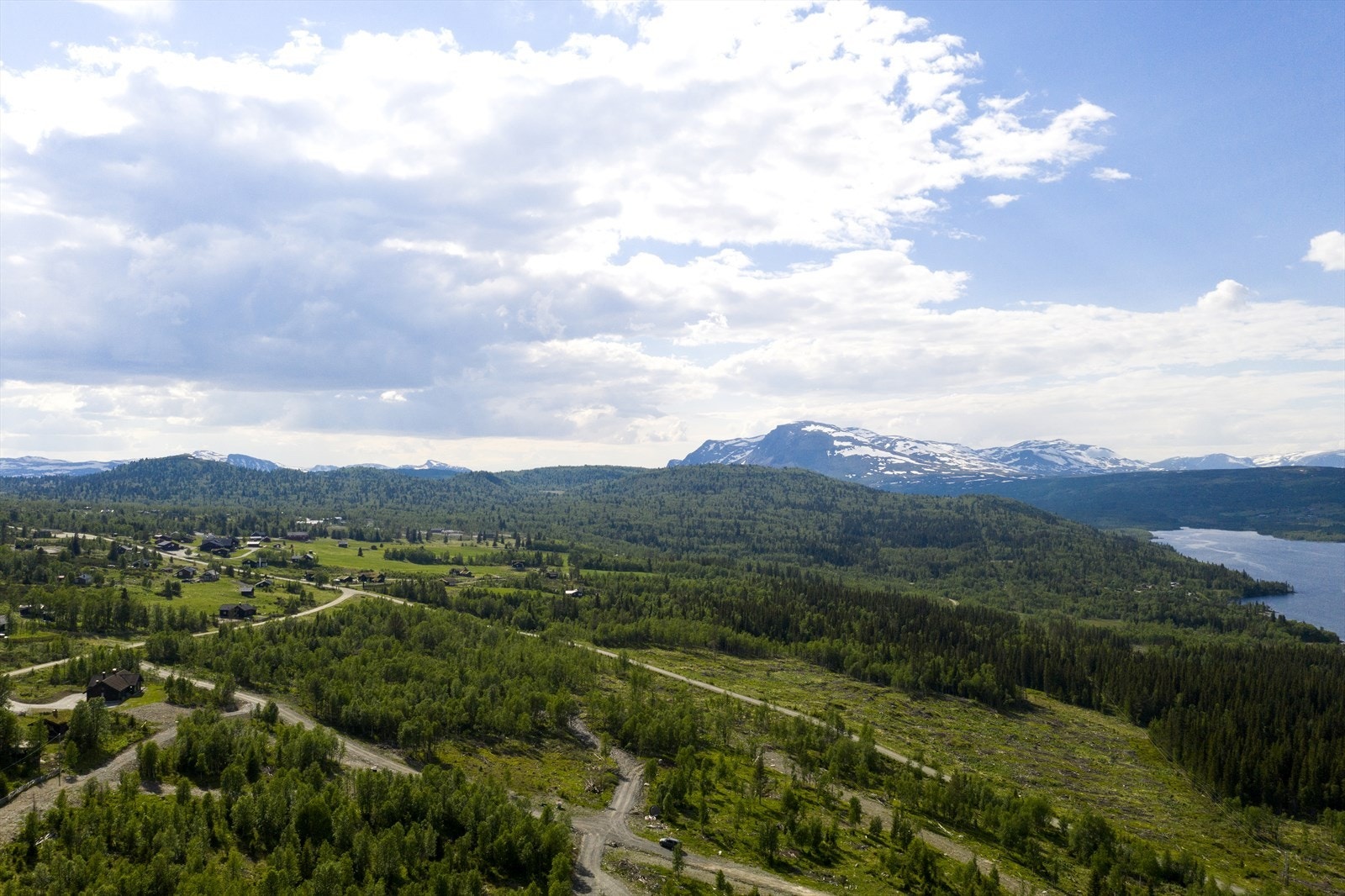 Golsfjellet kan også tilby alpinsentre, muligheter for båtturer og fiske og flere hoteller som kan tilby god mat og drikke. Galleribilde