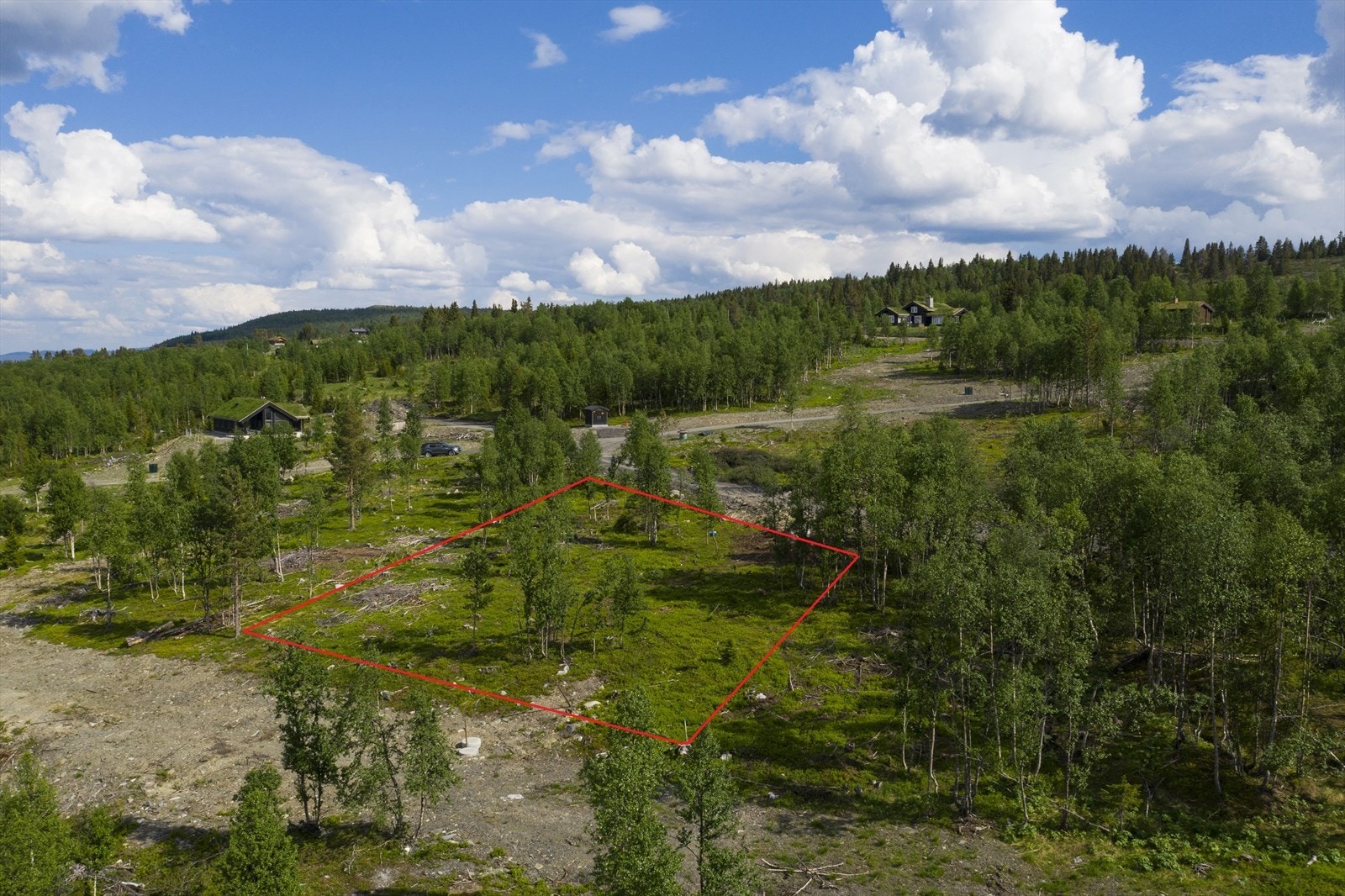 Tomten er markert på bilde og viser
cirka tomtegrensen. Galleribilde
