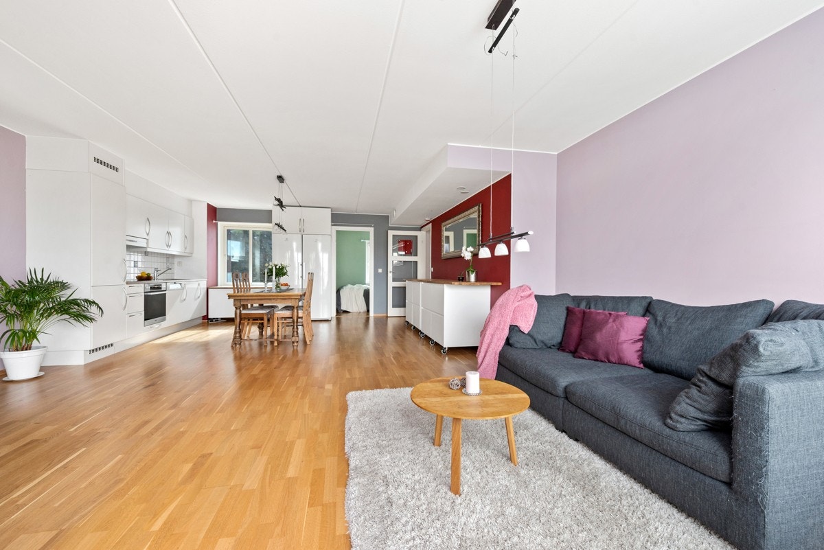 Åpen stue med flere innredningsmuligheter. Galleribilde