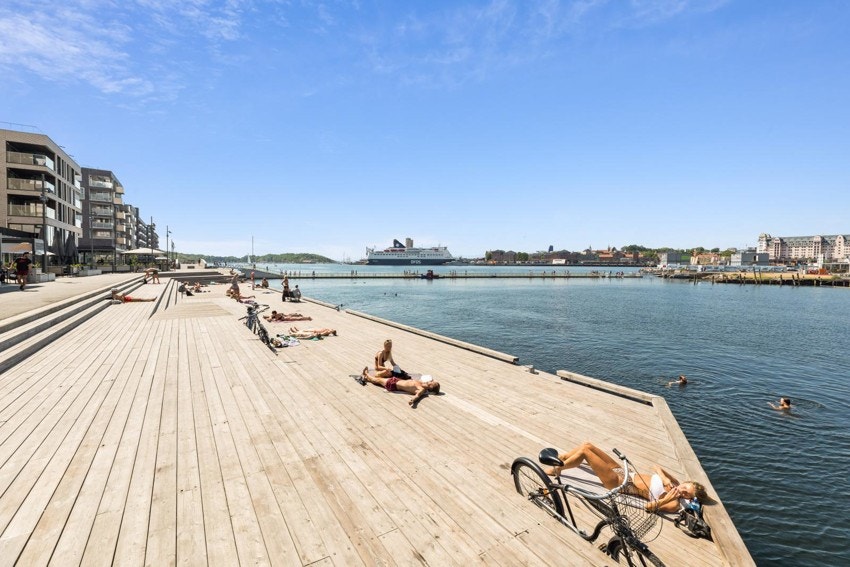 Man gå tur langs Havnepromenaden forbi Sørenga, Bjørvika, Operaen, Akershus festning, Aker Brygge og Tjuvholmen. Galleribilde