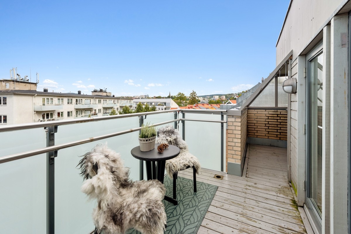 Fra stuen er det utgang til hyggelig balkong på ca. 10,5 kvm med god plass til utemøbler. Galleribilde