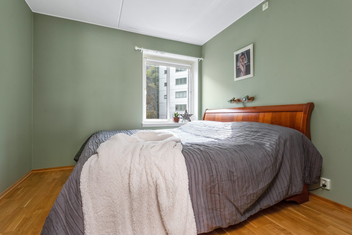 Hovedsoverommet har god plass til dobbeltseng, garderobe og nattbord. Galleribilde