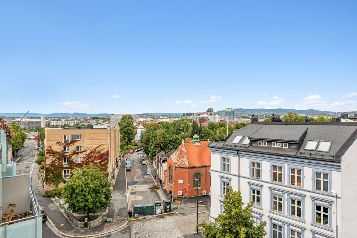 Fra balkongen er det flott utsyn over nærområdet, fjordutsikt og utsikt til Barcode, Akershus festning, Holmenkollen mm. Galleribilde