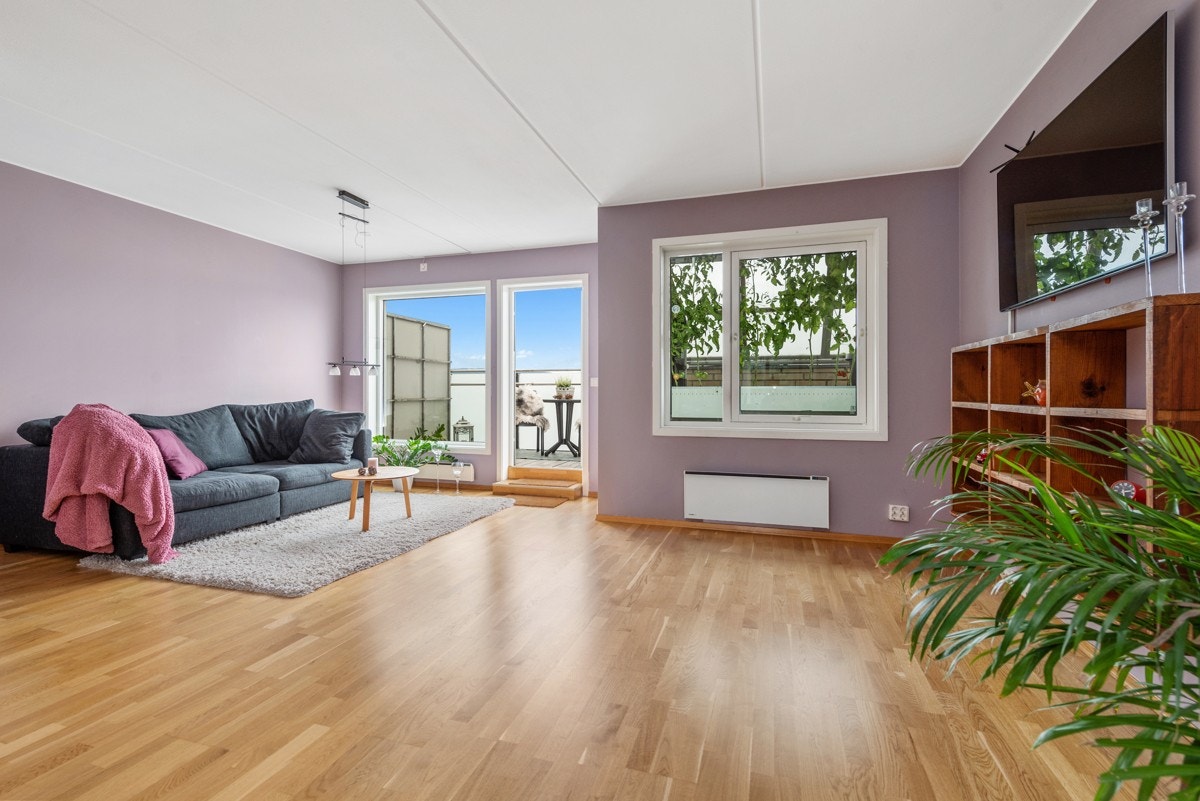 Lys og stor stue med utgang til flott terrasse med fin utsikt. Galleribilde