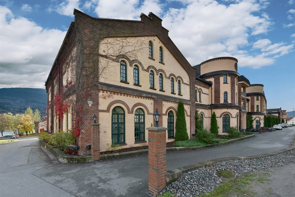 Åssiden videregående skole ligger ikke langt fra eiendommen og er en populær og moderne yrkesskole med et vidt spekter av utdanningsprogram. Galleribilde