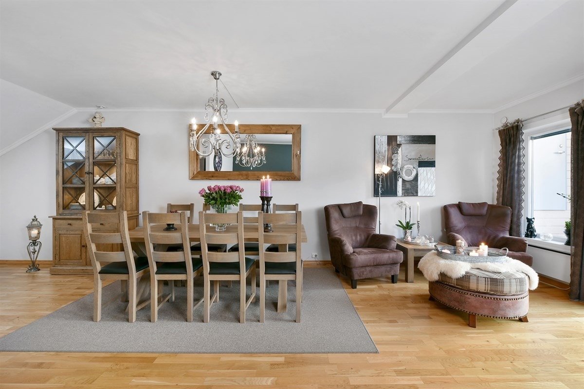 Stuen er lys og tiltalende med gode vindusflater langs endeveggen som slipper inn godt med dagslys og samtidig ivaretar den fine utsikten. Galleribilde