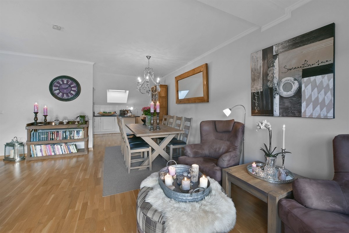 Stuen har plass til flere sittegrupper. Galleribilde