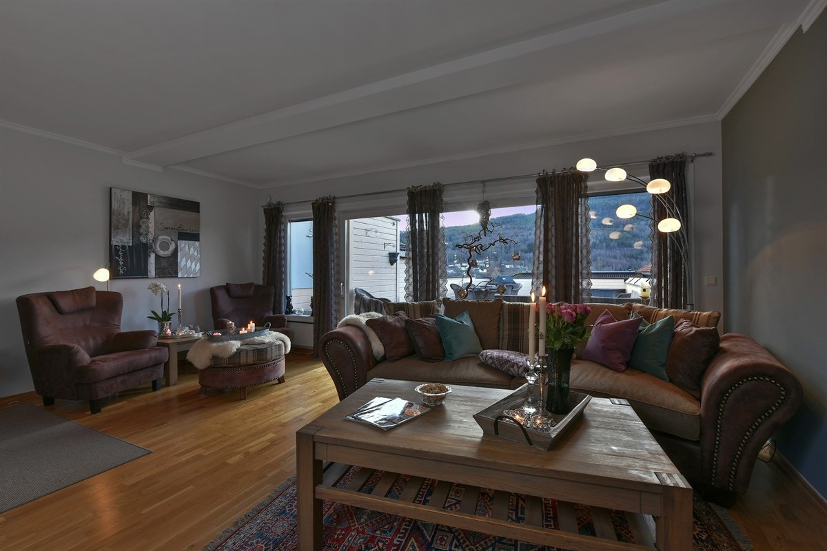 Fra stuen er det også utgang til en meget flott takterrasse som på sommerstid fungerer som en forlengelse av stuerommet. Galleribilde