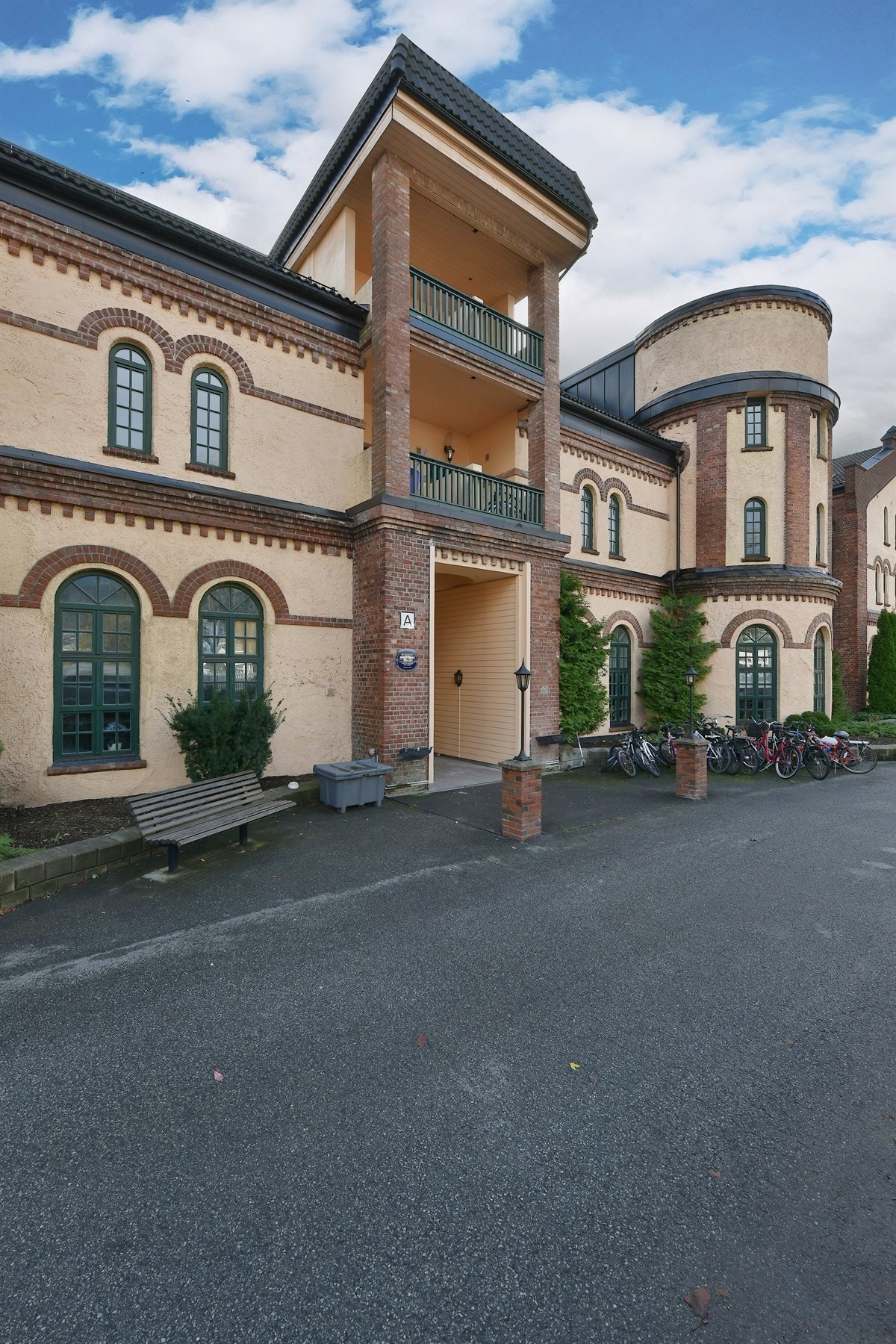Bygget har et hyggelig inngangsparti. Galleribilde