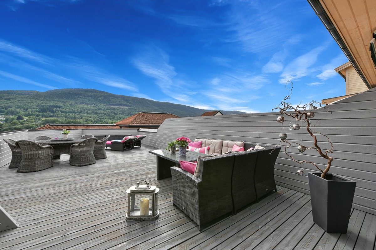 Elveparken/Åssiden/Drammen - Lekker 3-roms toppleilighet - Stor terrasse - Herlig utsikt over elven - 2 garasjer - Heis - Sol fra morgen til kveld! Galleribilde