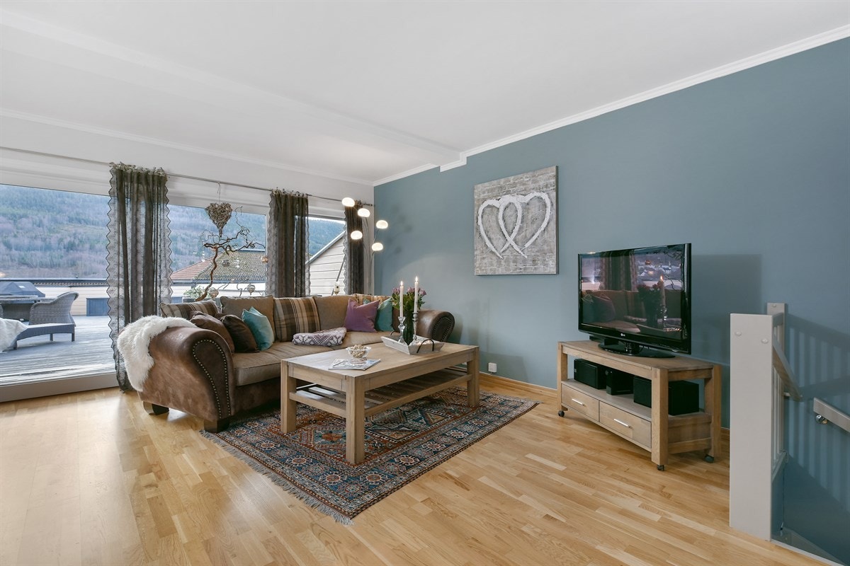 Stuen har ellers plass for både sofagruppe, tv-løsning og et større spisebord. Galleribilde