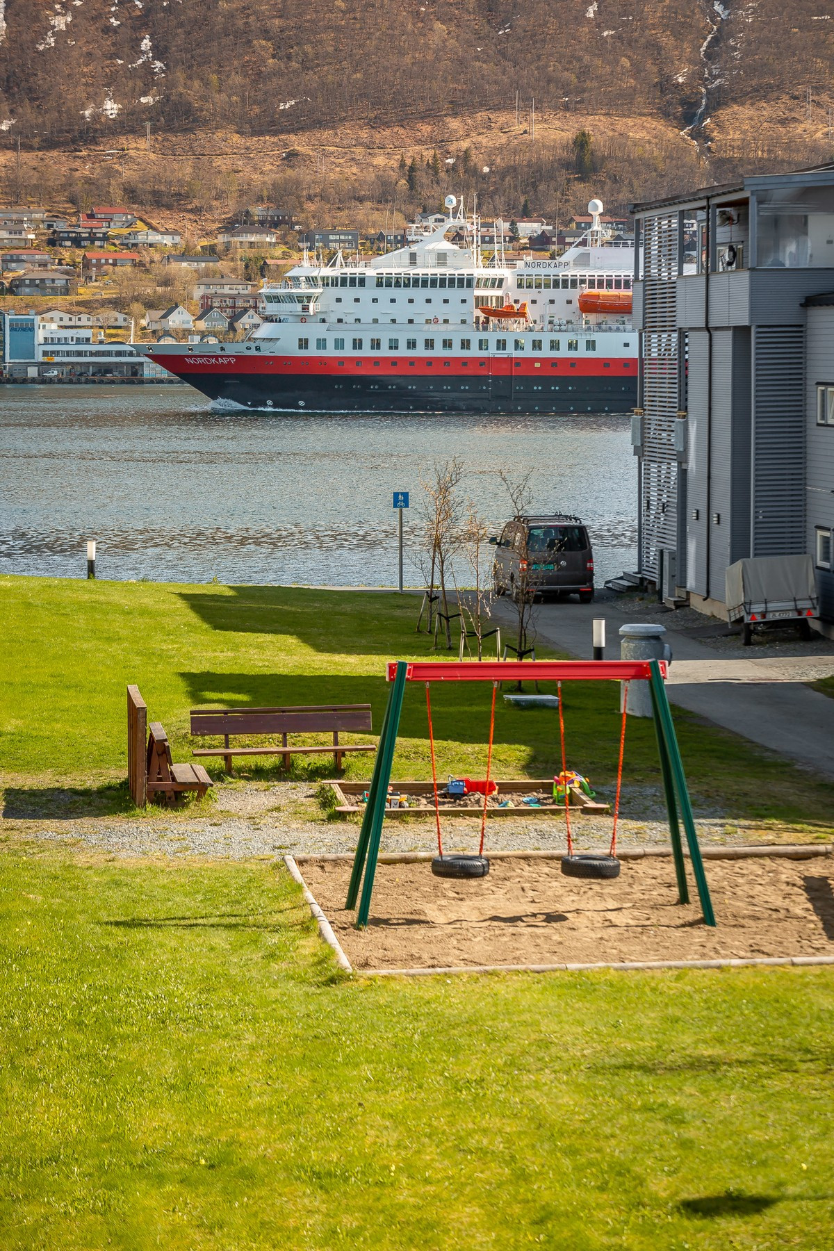 Området er pent opparbeidet med plen, lekeplass og strandpromenade