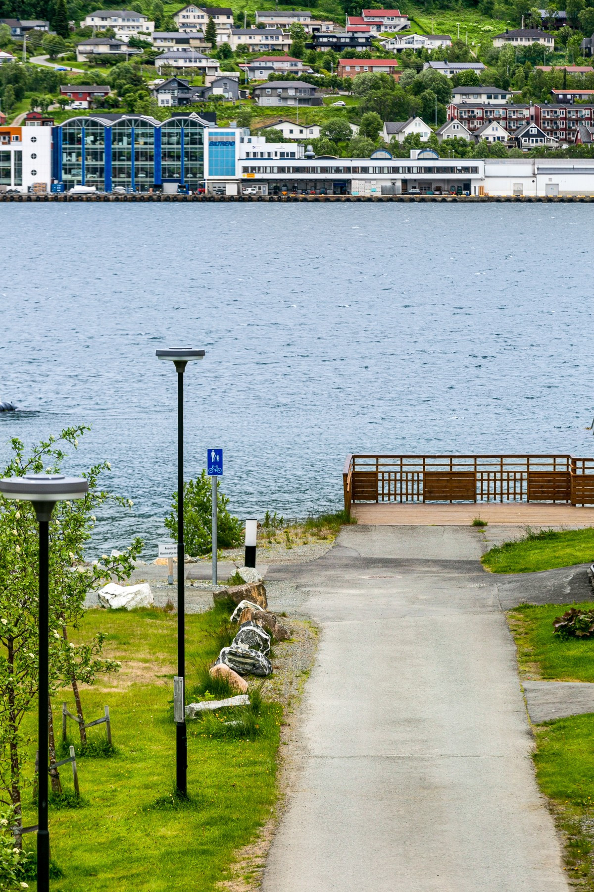Området er opparbeidet med gangvei, grøntområder og strandpromenade