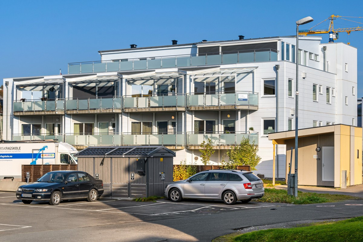 Parkeringsplass i parkeringskjeller under bygget, samt gjesteparkering på tomt