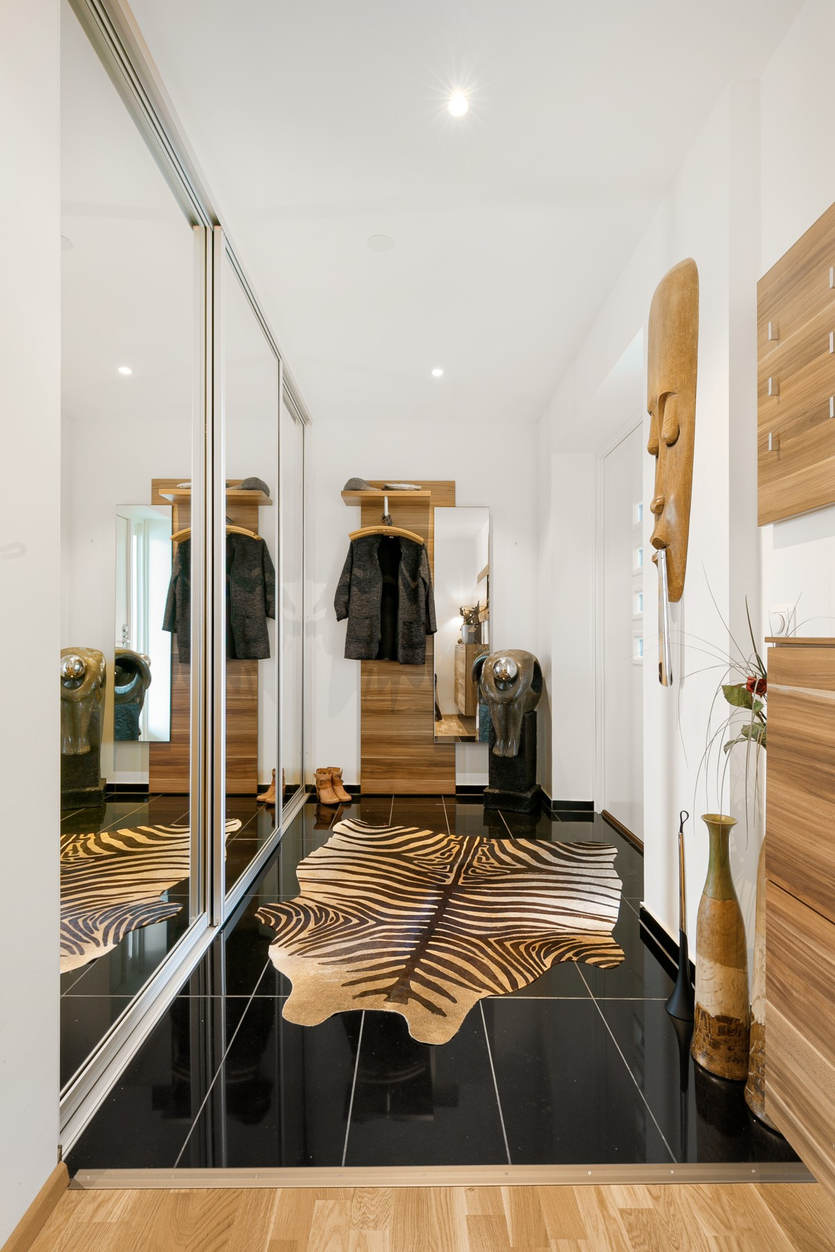 Flislagt entré med skyvedørsgarderobe