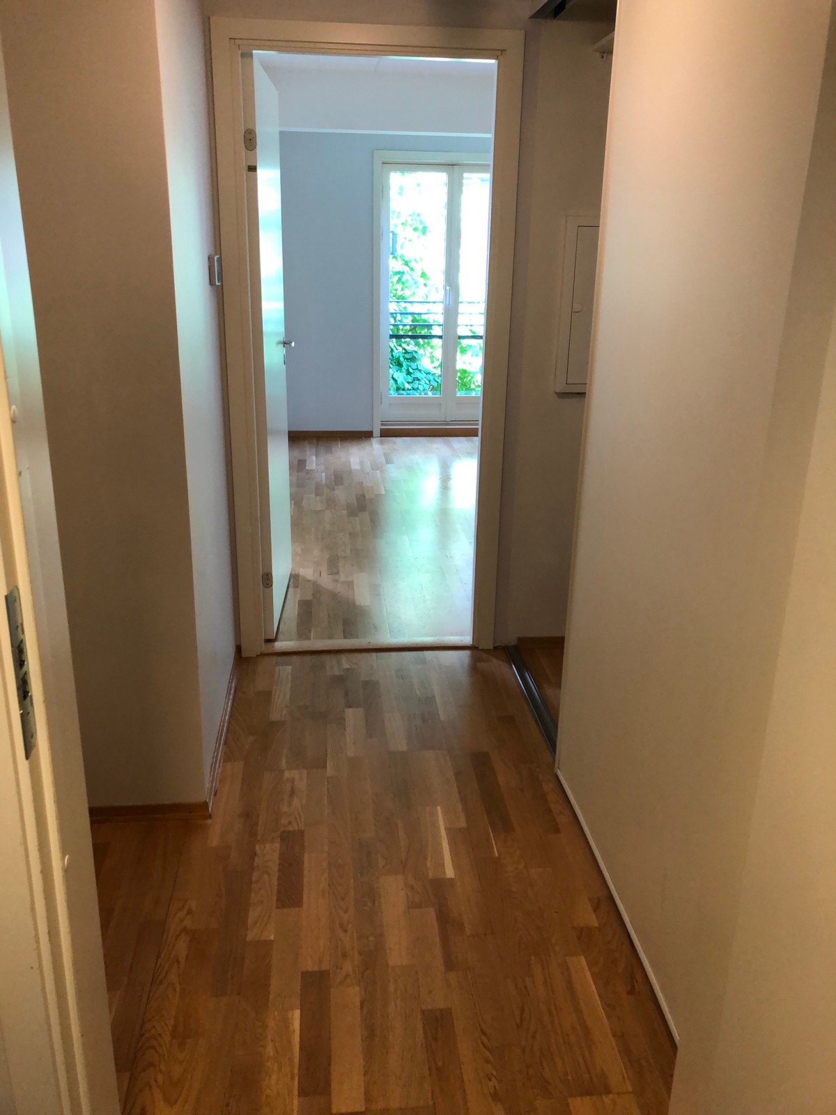 Inngang med skyvedørsgarderobe Galleribilde