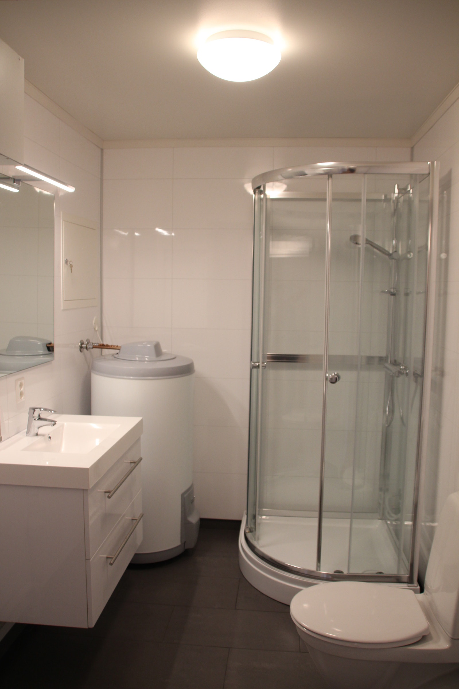 Flislagt bad med egen bereder Galleribilde