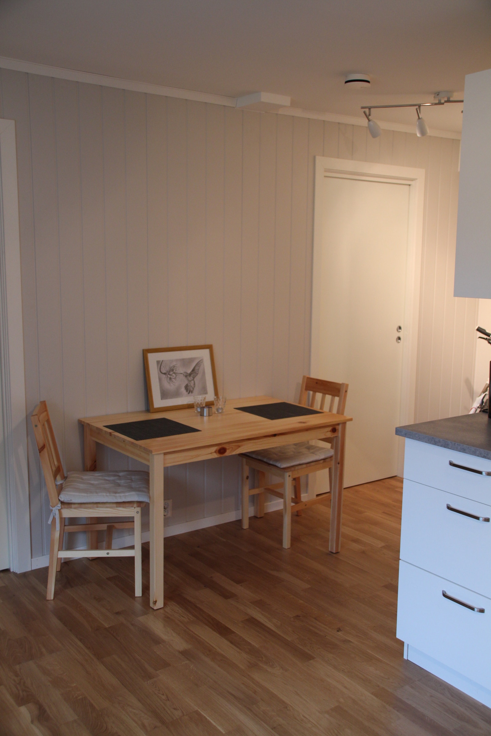 Plass til et lite spisebord og stoler Galleribilde