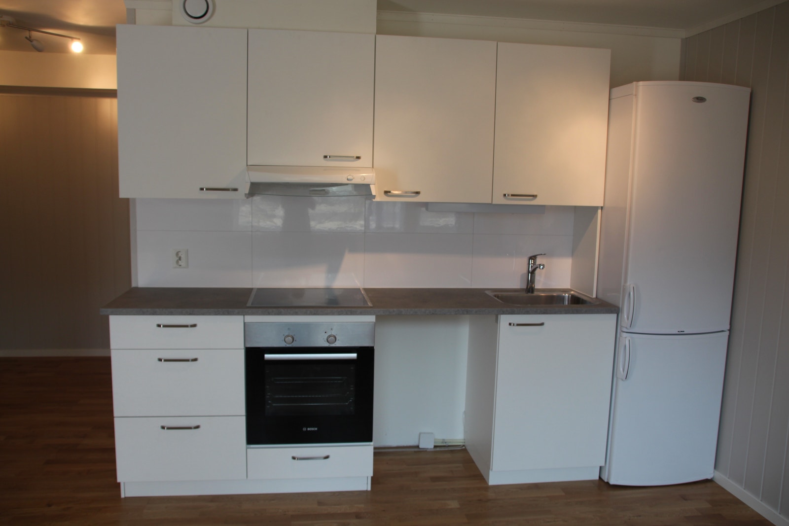 Kjøkken med integrert ovn og platetopp. Kjøleskap og oppvaskmaskin kan medfølge, avtales ved behov. Galleribilde