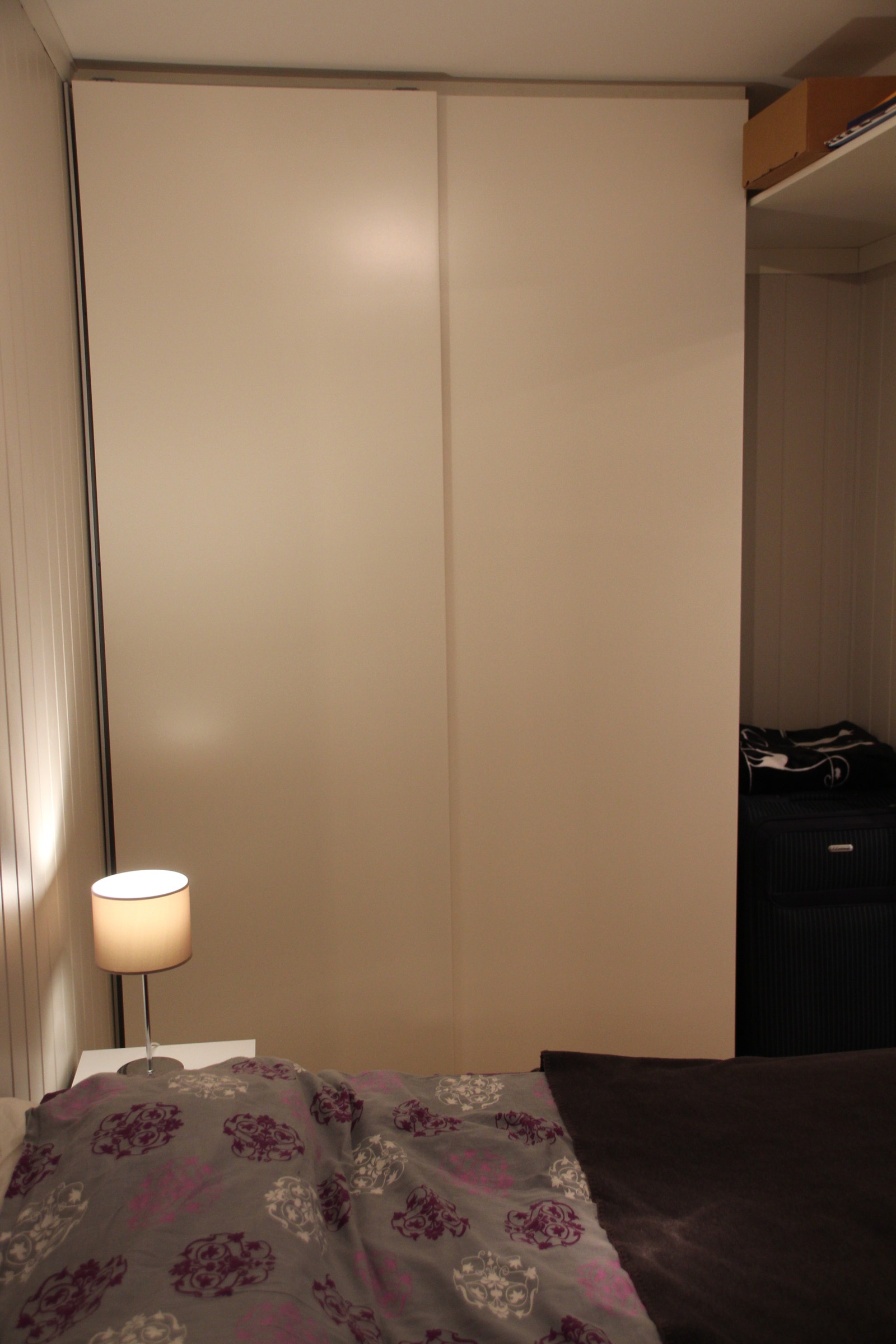 Soverommet har et romslig garderobeskap og plass til dobbelseng Galleribilde