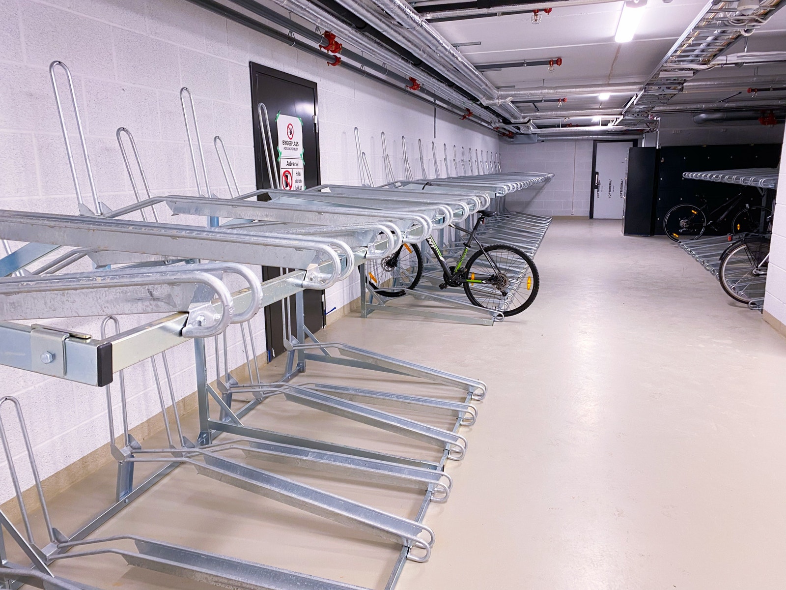 Sykkelparkering i kjeller. Galleribilde