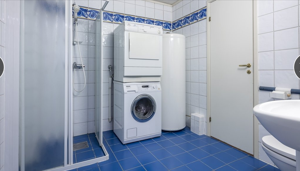 Bad og dør til bod. Vaskemaskin og tørketrommel medfølger ikke. Galleribilde