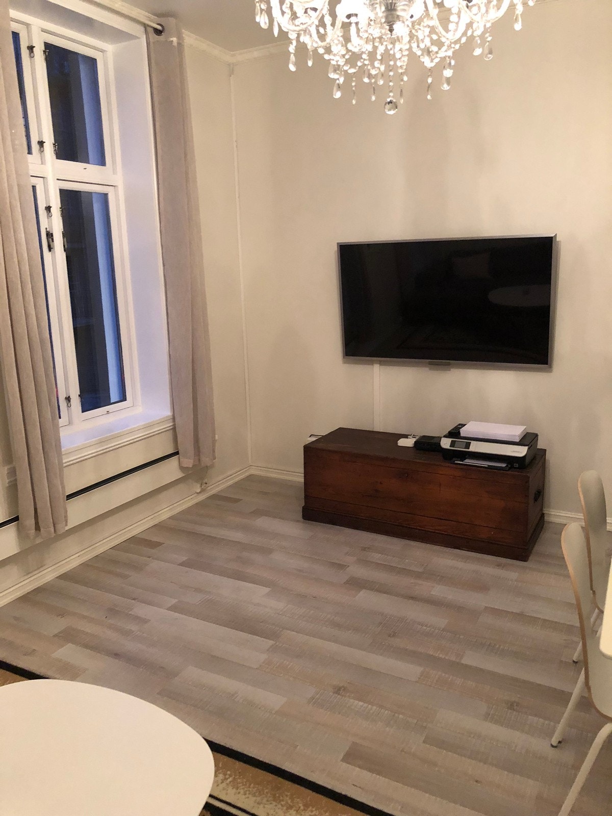 Tv med Chrome Cast Galleribilde