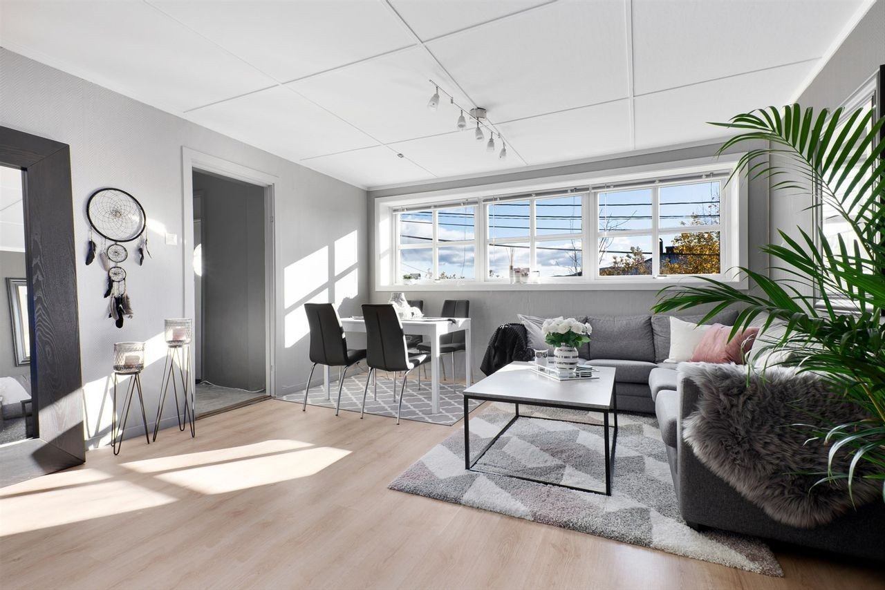 Stue med gode lysforhold. Stuen er siden bildet ble tatt oppgradert: Nymalt, støydempingstiltak og spotter i tak. Galleribilde