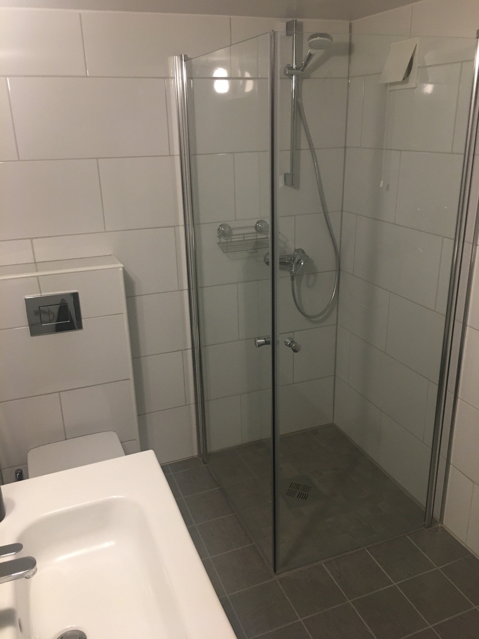 Flislagt bad med dusjhjørne Galleribilde