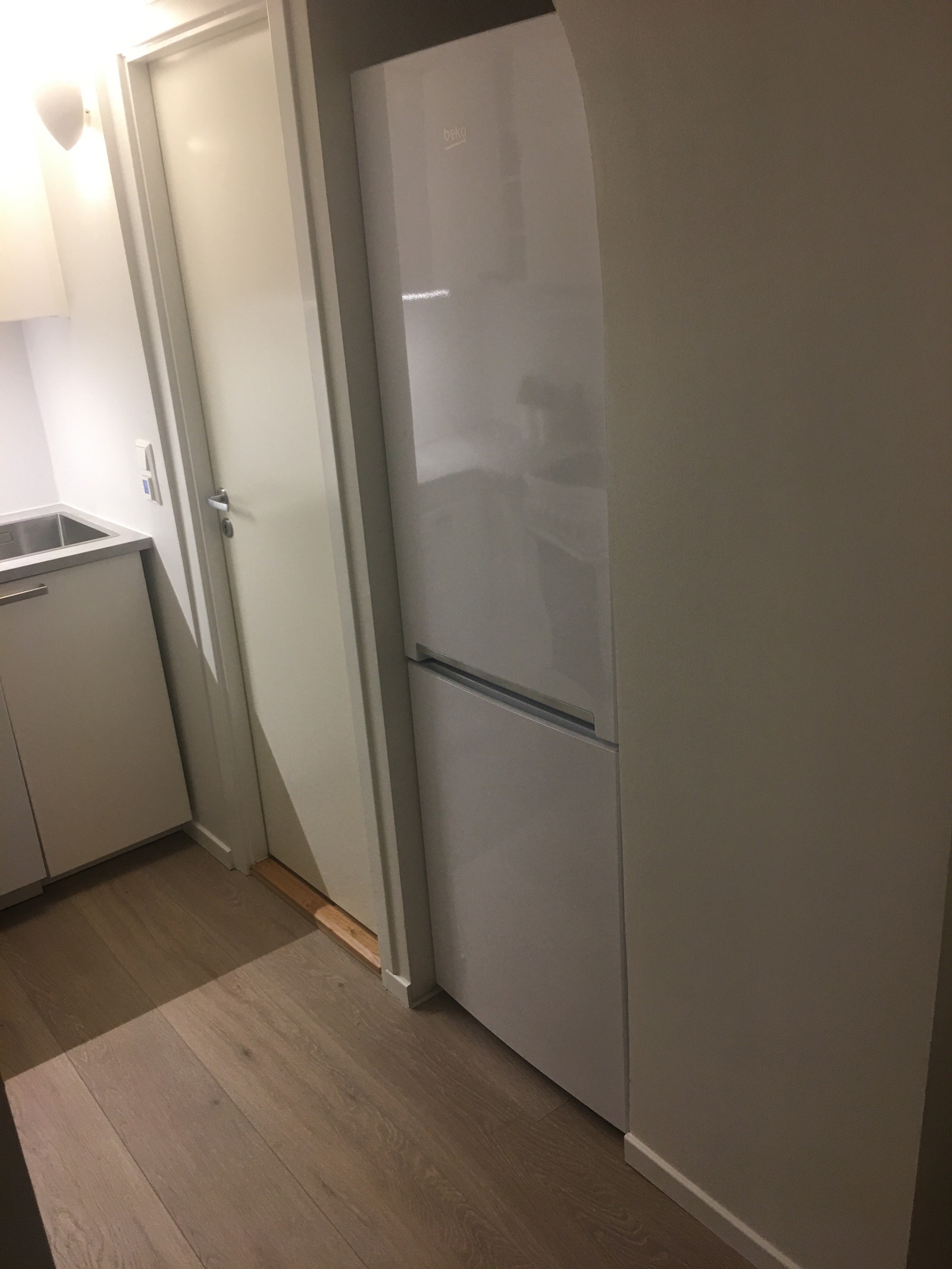 Stort, fint kombiskap - både kjøl og frys Galleribilde