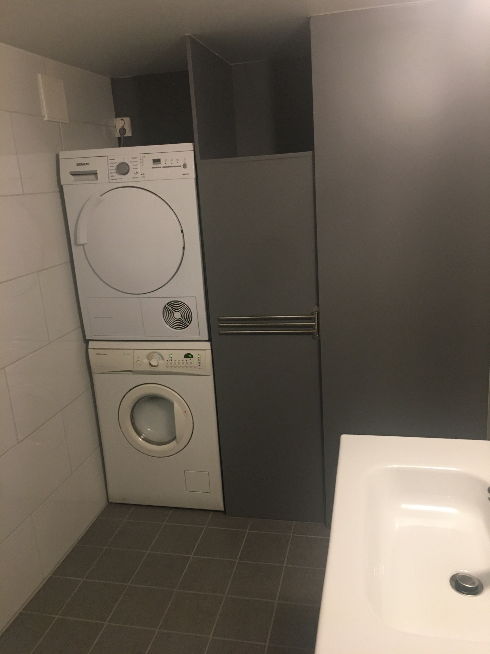 Vaskemaskin og tørketrommel på bad. Galleribilde