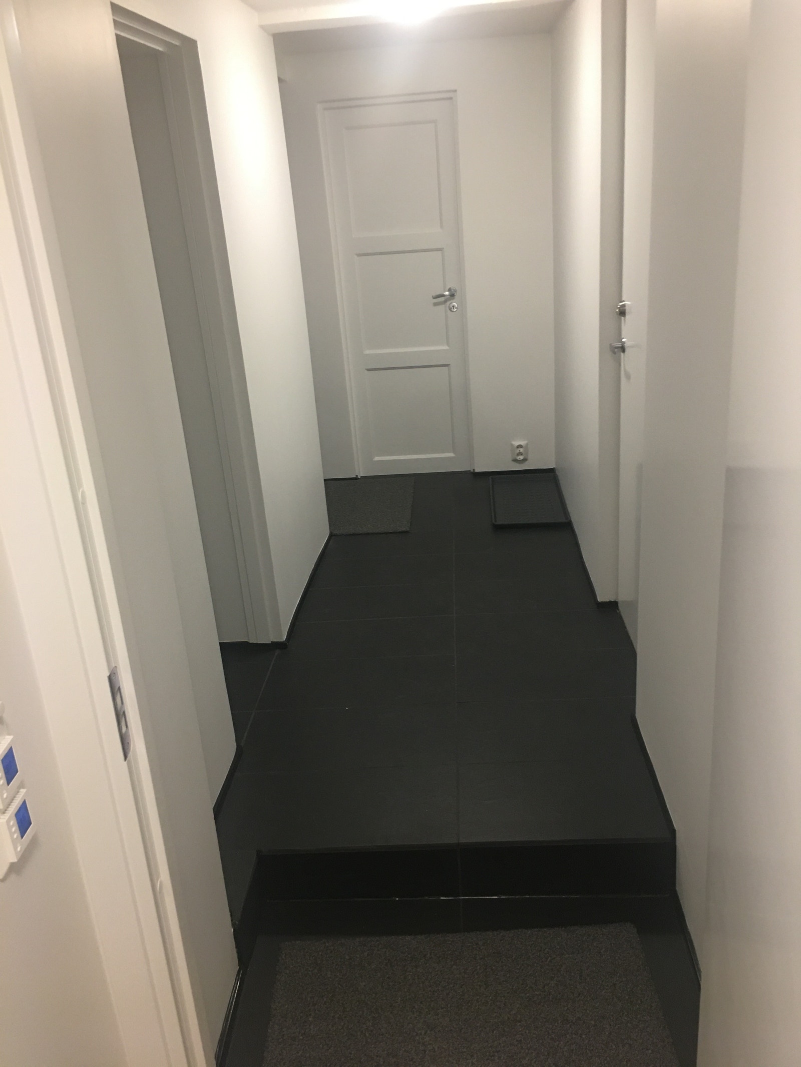 Flislagt yttergang med garderobe og bod. Galleribilde